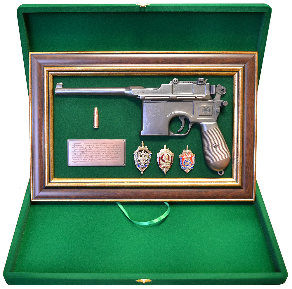 Панно с пистолетом "Маузер" со знаками ФСБ в коробке 18-333