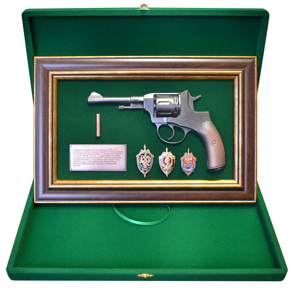 Панно с пистолетом Наган со знаками ФСБ в коробке 18-332